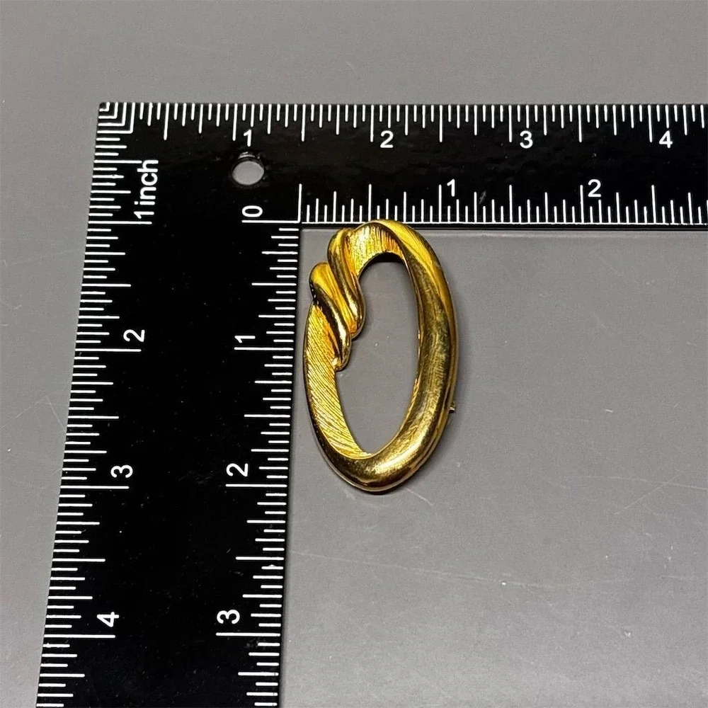 MJ ENT Brooch Gold Tone Oval Abstract Knot Textured Modern Vintage Pin‎